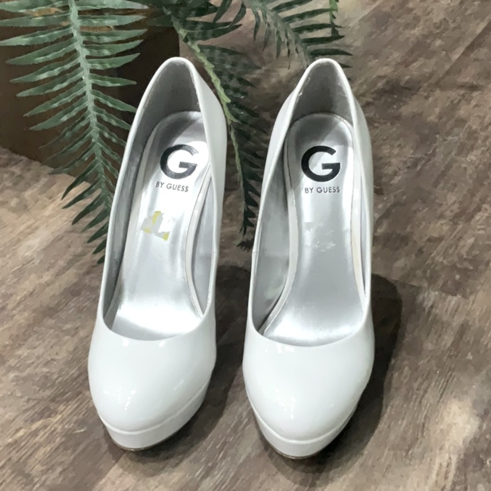 BY GUESS white heels 👠 shoes size 8 1/2 M